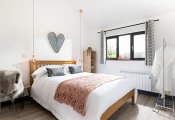The bedroom is cosy and light, we love the hanging lightbulbs!