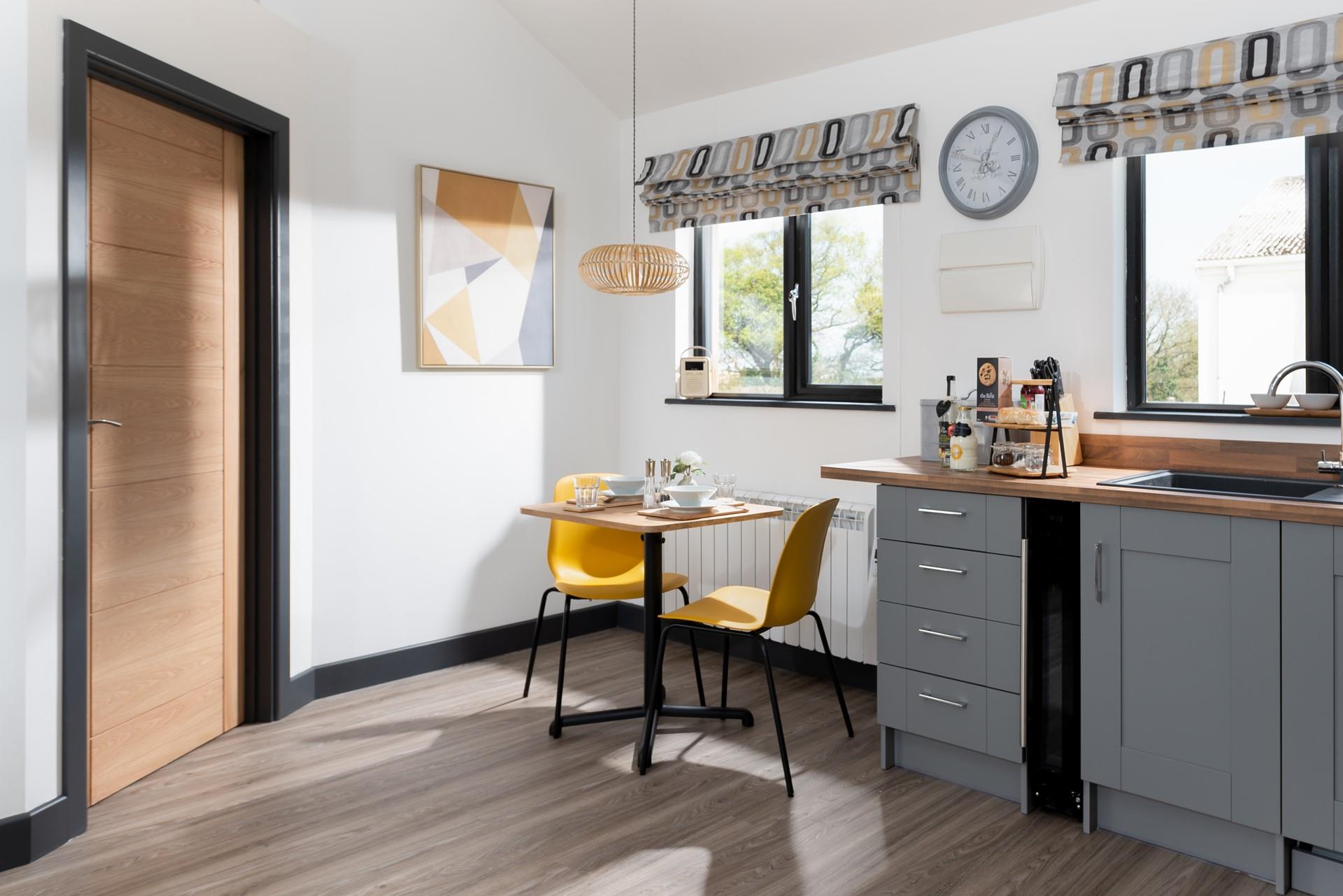 The kitchen is perfectly equipped for rustling up tasty meals.