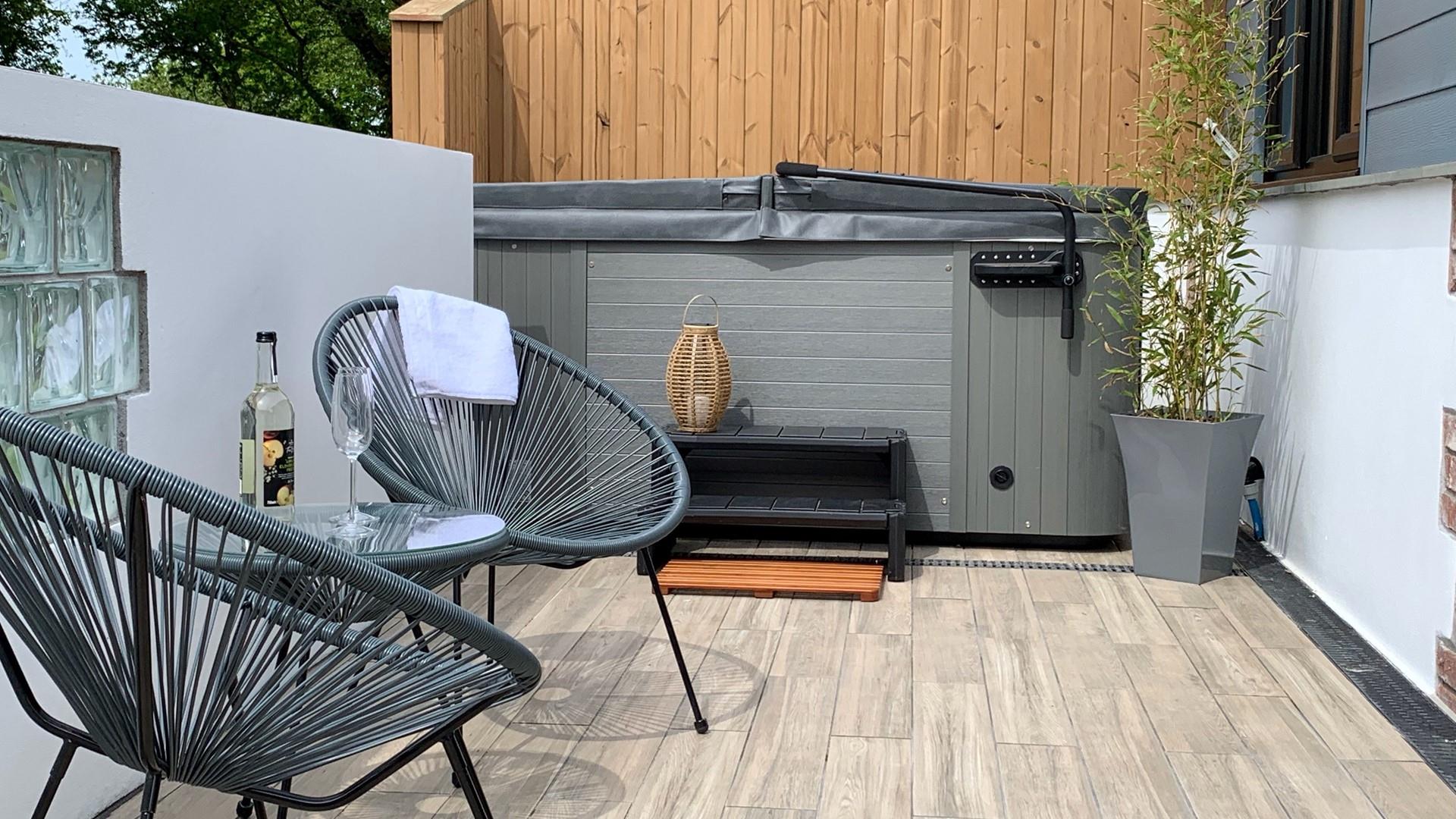 Relax in the hot tub, escaping daily life in the bubbles.