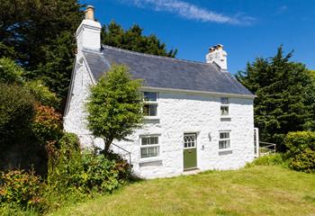 Filled with Cornish charm, this cosy cottage is set in a quiet area on the outskirts of Newlyn.