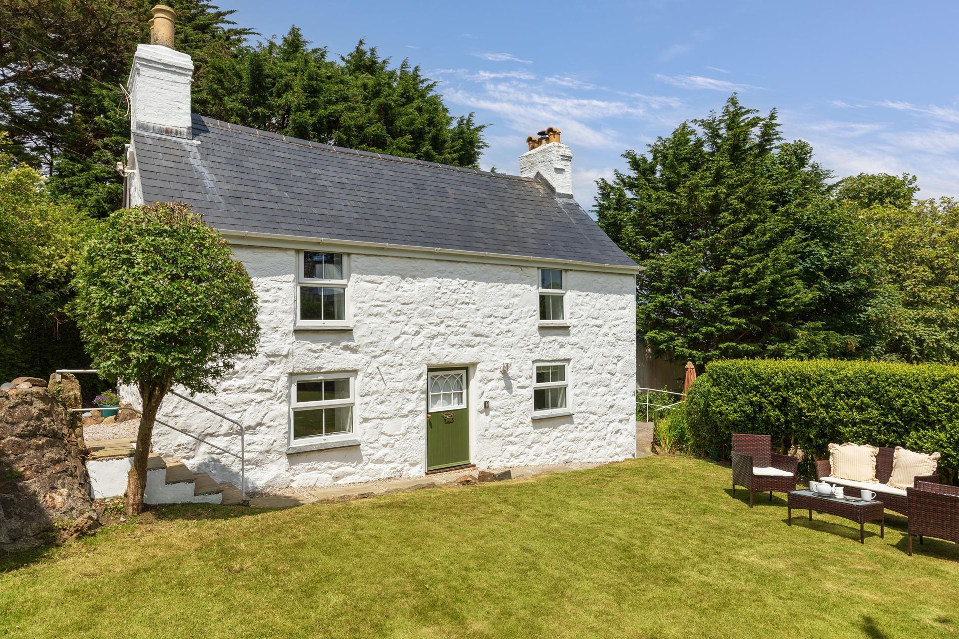 Filled with Cornish charm, this cosy cottage is set in a quiet area on the outskirts of Newlyn.