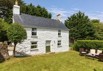 Filled with Cornish charm, this cosy cottage is set in a quiet area on the outskirts of Newlyn.