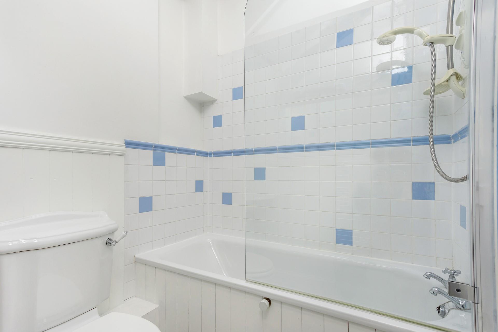 Unwind in the bath after a day of sunbathing.