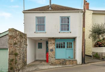 Inter Nos is located just a stone's throw from the quaint little harbour in Mousehole.