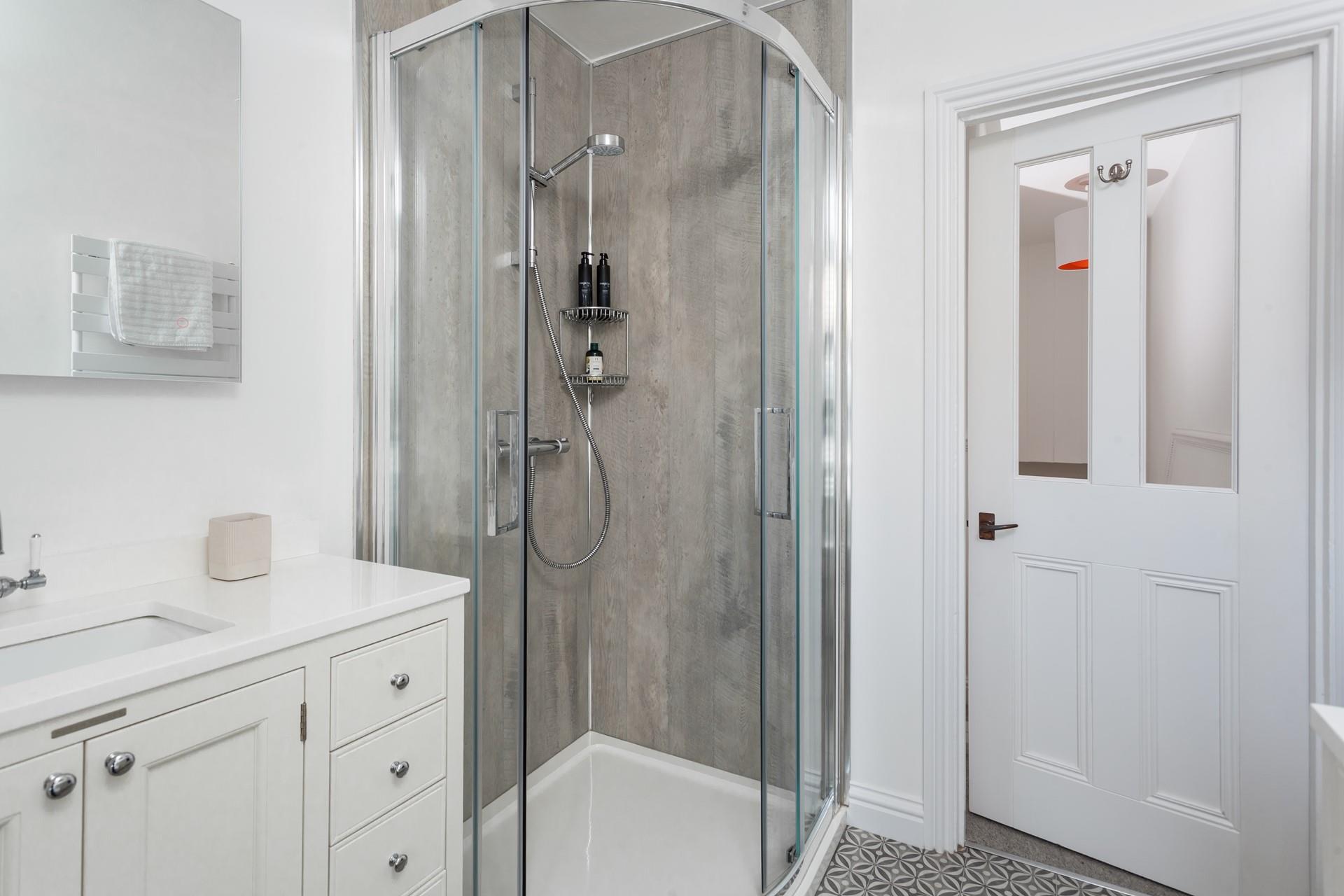 Wash off your sandy toes in the shower and head into town for the evening.