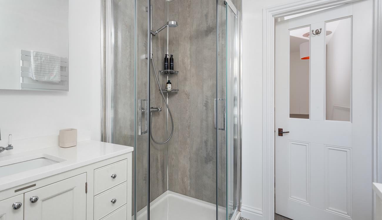 Wash off your sandy toes in the shower and head into town for the evening.