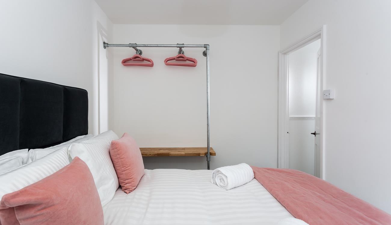 Wake up in the spacious double bed and sip your morning cuppa whilst deciding on the day's plans.