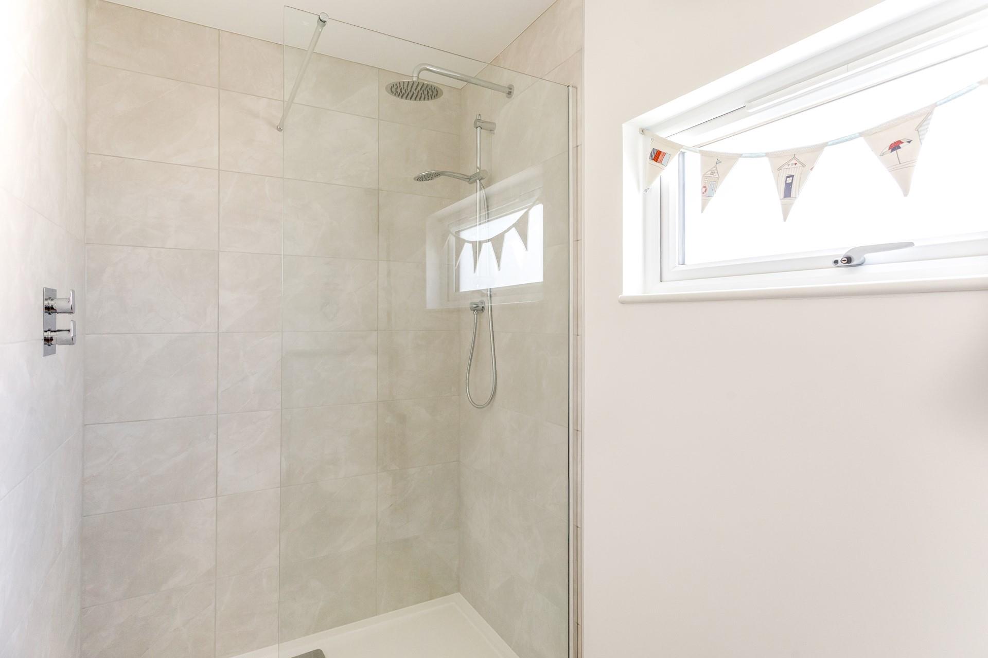You won't be queuing to get ready each morning with 5 bathrooms to choose from.