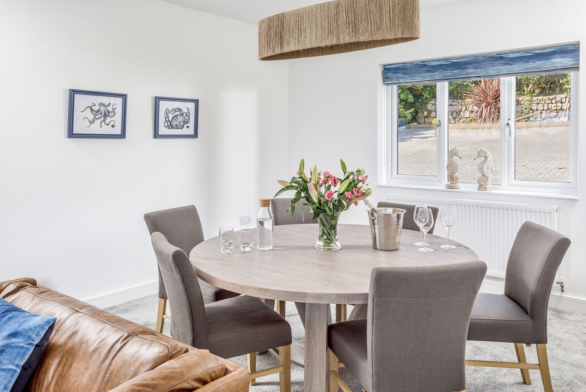 Relax together around the modern and comfortable dining table.