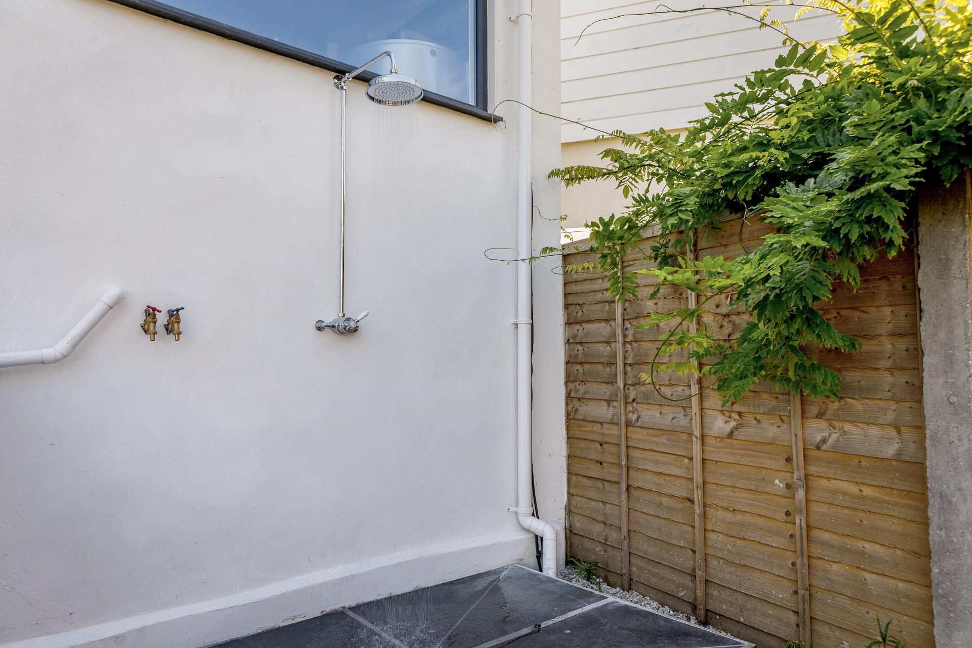 The outdoor shower means you can rinse off wetsuits and sandy toes.