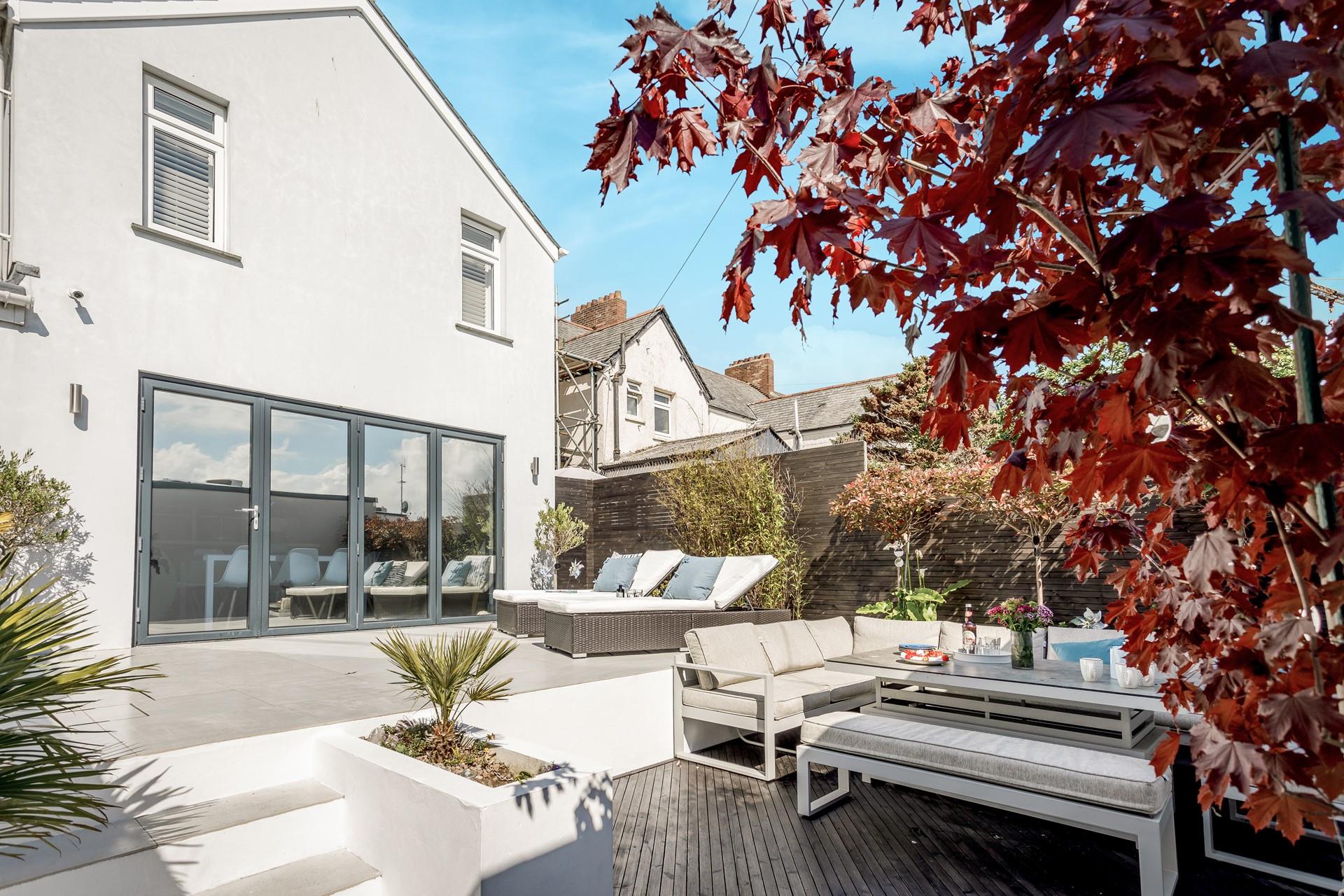 The rear outside area has a sunken decked area, the perfect spot for sunbathing and alfresco dining in the summer sunshine.