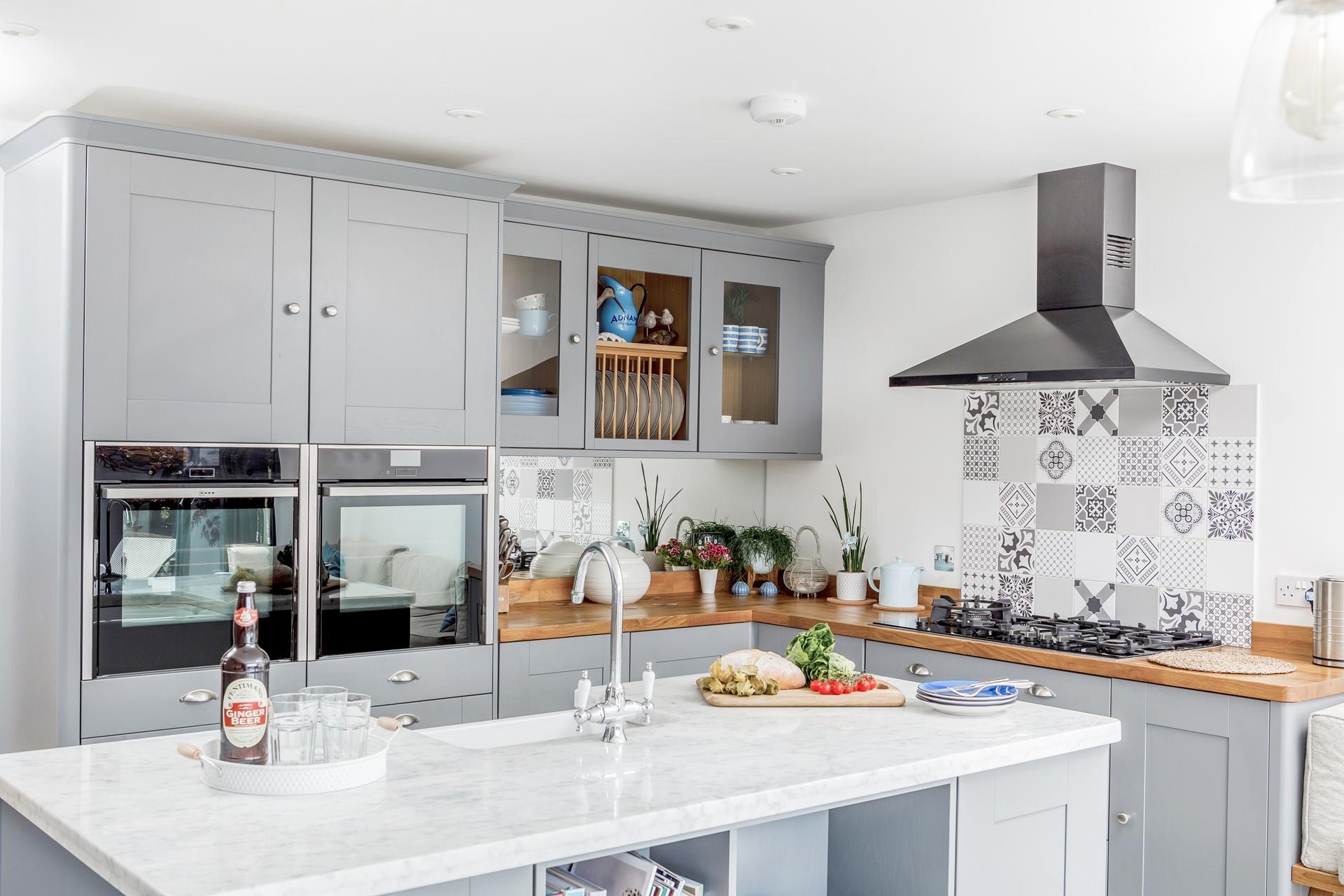 Cook up a storm in the well-equipped and modern kitchen.