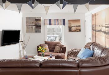 Watch the boats come and go from the harbour from the comfort of the sofa.