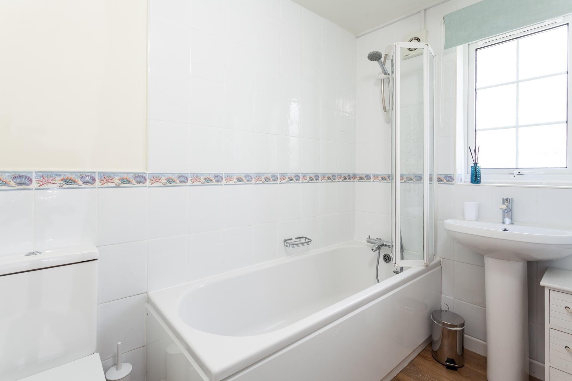 Run yourself a relaxing bath to unwind in the evening after storm-watching at the harbour.