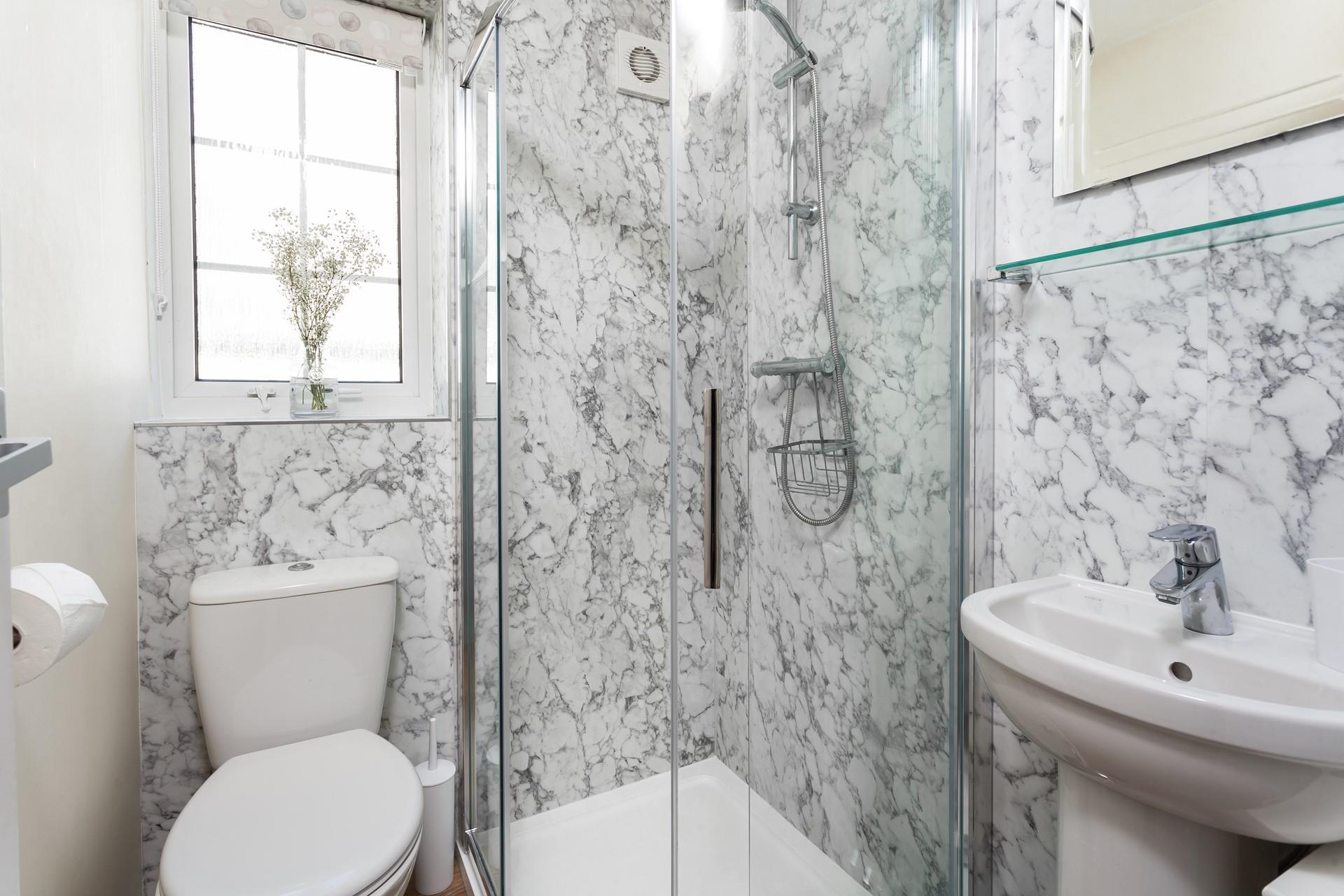 Wash off sandy toes after a day on the beach and get ready to head out to a local restaurant.