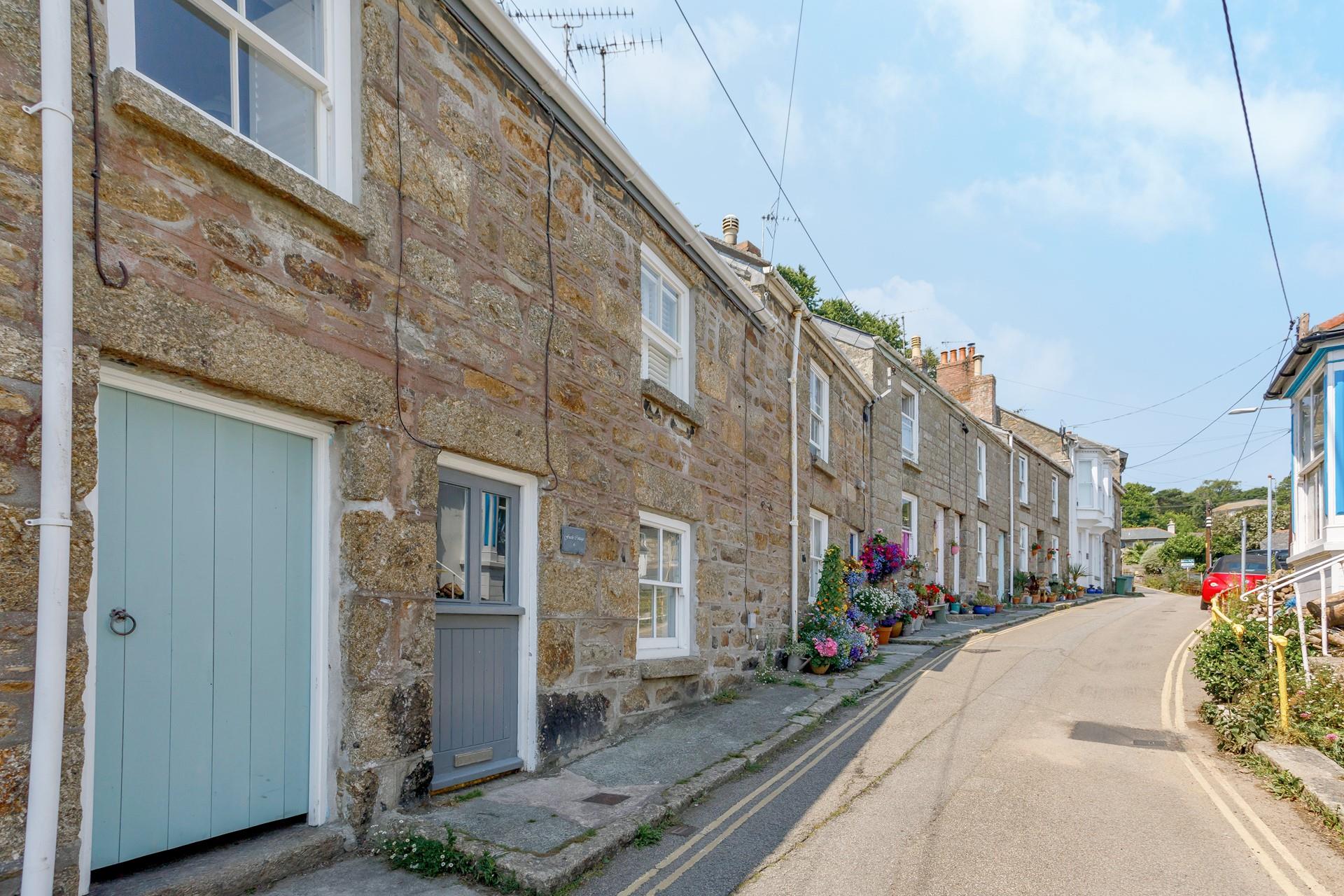 Charming Cornish cottages line the quaint streets.