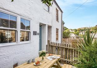 Relax under the Cornish sunshine, before strolling down to Trevaunance Cove for a paddle!