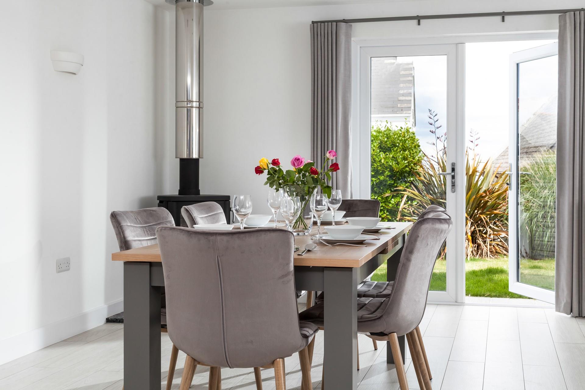 There is seating for 6 guests to tuck into delicious meals.