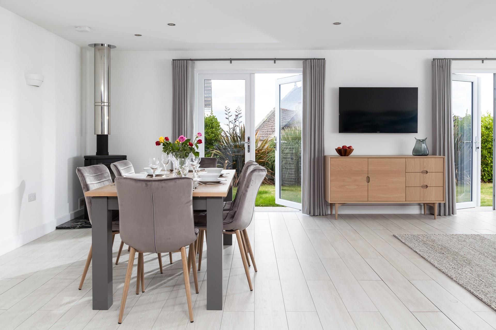 Dine together around the stylish table and spend time as a family.