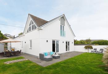 Lounge about on the rattan furniture on sunny evenings.