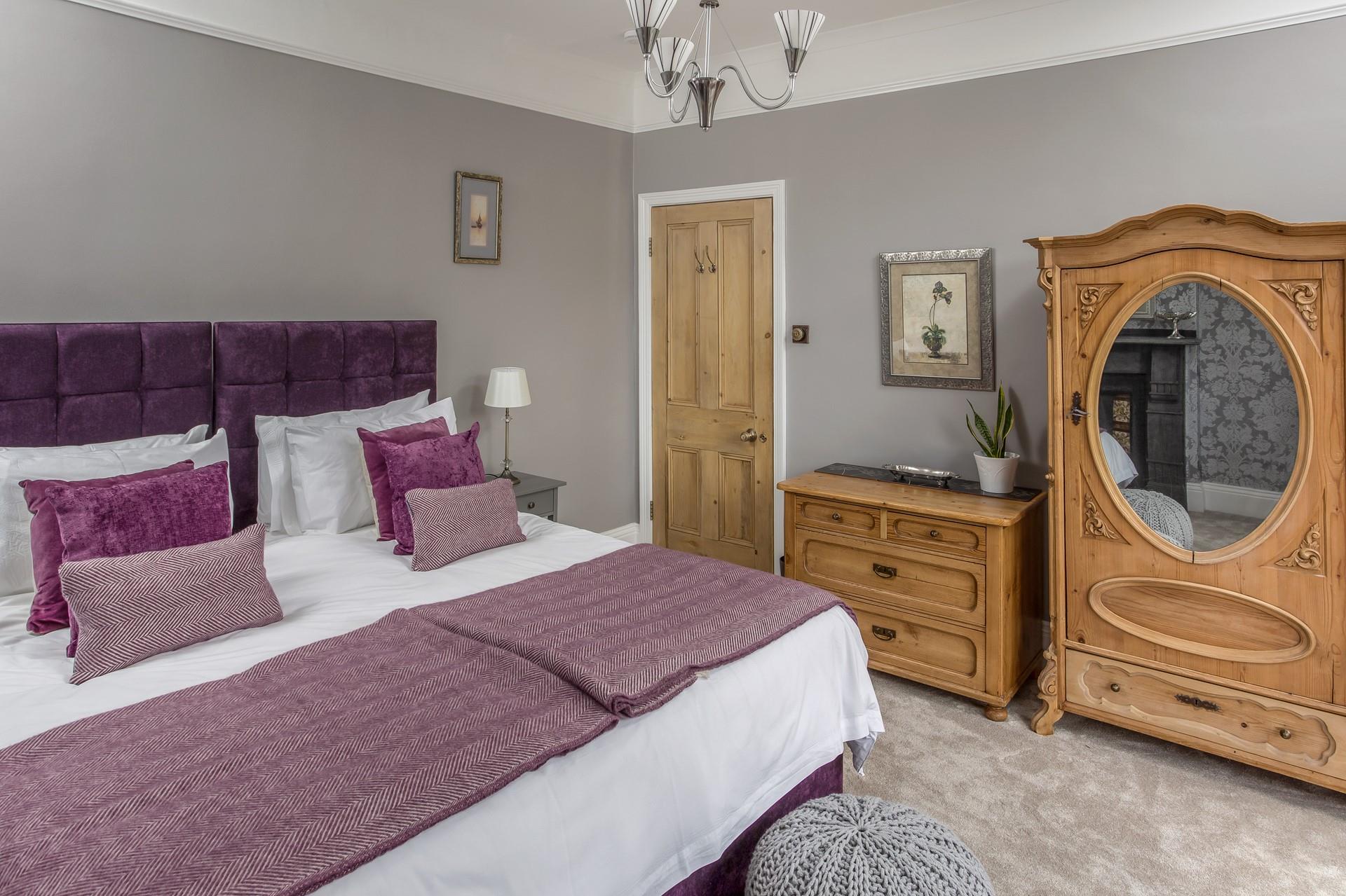 There is lots of wardrobe space so you don't have to pack light!