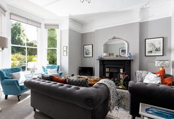 Sumptuous furnishings for relaxation and cosy family get-togethers in the drawing room.