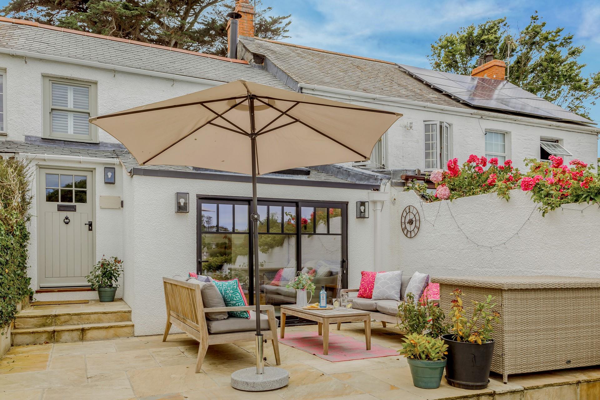 This pretty property ticks all the boxes for a relaxing seaside break, just a short walk to the glorious Crantock beach. 