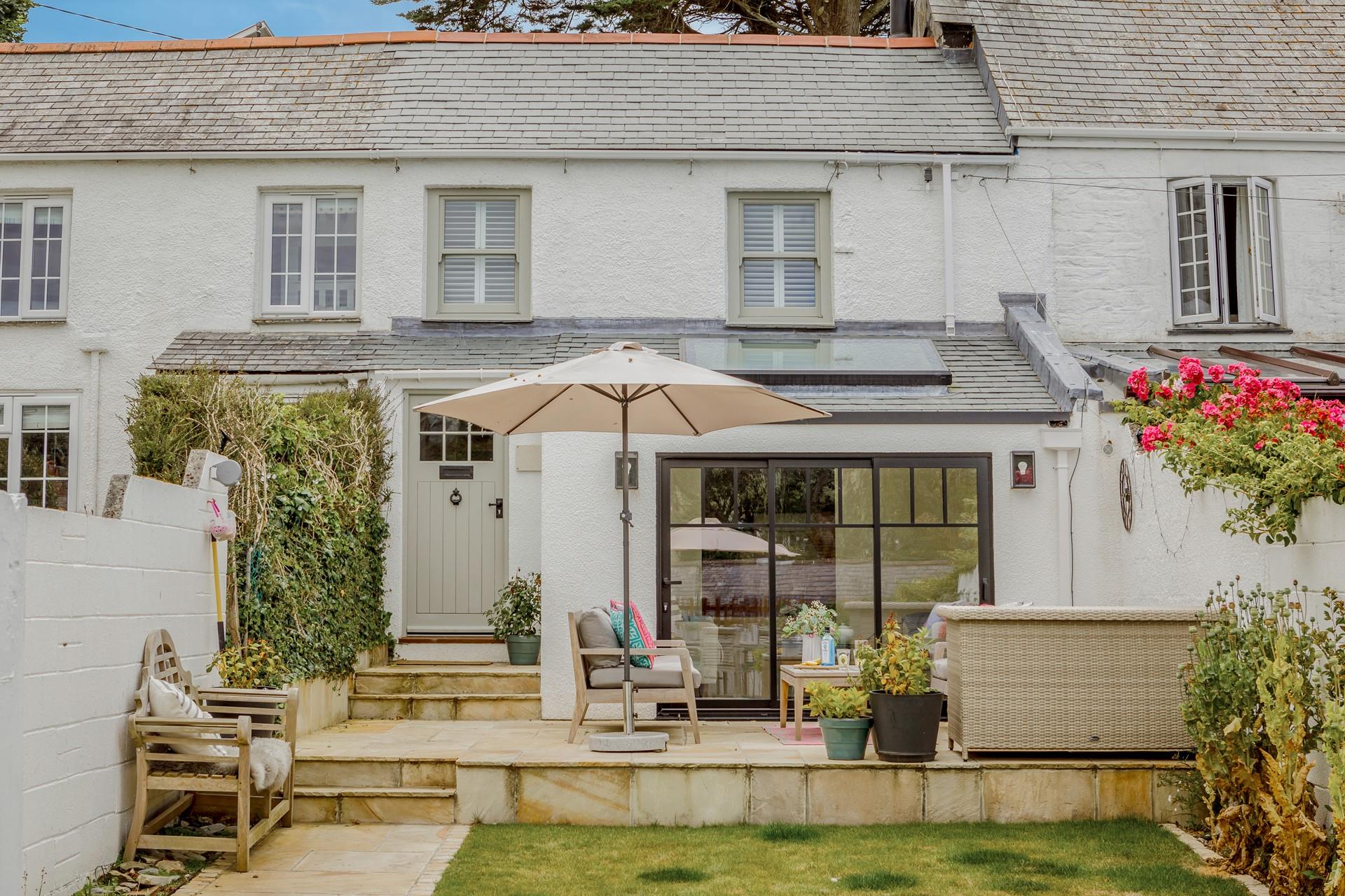 Spring Cottage is in an idyllic position, just 300 yards and a five minute walk from Crantock beach.