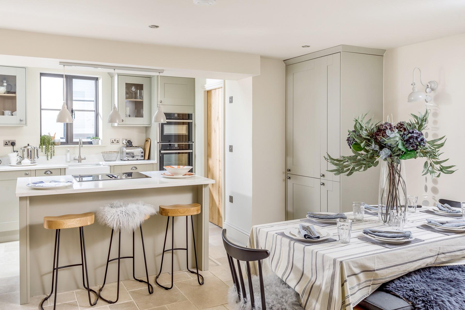 Enjoy meals with the whole family in the stylish kitchen, a beautiful and sociable space. 