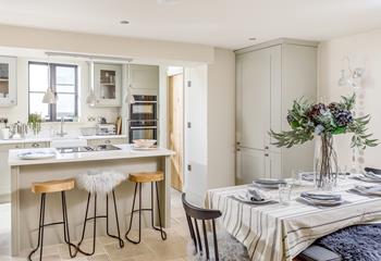 Enjoy meals with the whole family in the stylish kitchen, a beautiful and sociable space. 