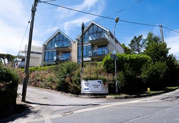 Aqua Vista Loft is located outside the hustle and bustle of St Ives town but close enough that you're just a stroll away.