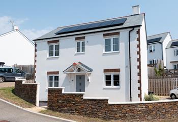 Ideally located in this small quiet crescent within a short stroll of Tintagel and having plenty of parking.