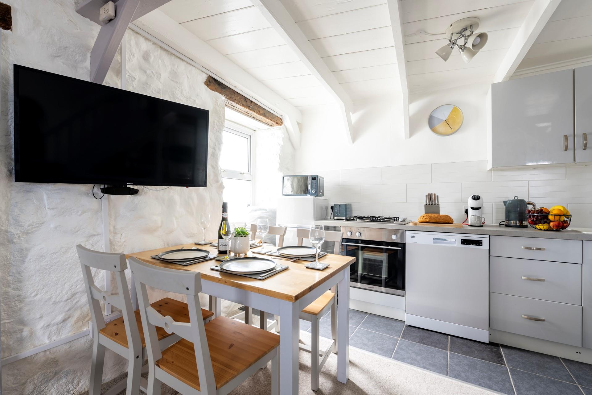 Sit around the dining table and tuck into a delicious meal filled with local ingredients.