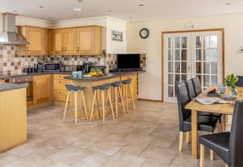 The large kitchen is well-equipped with all you need from breakfast to dinner!