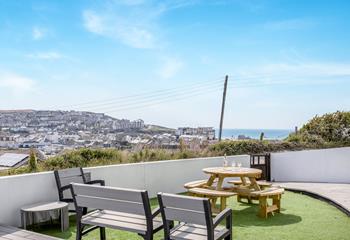 The front garden is an ideal place for al fresco evening meals watching the sun set over the sea.