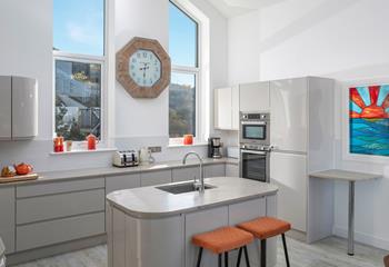 The fully fitted gloss kitchen is ideal for keen foodies to create a feast, or two!