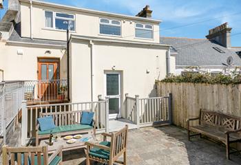 An al fresco space for post-beach or pre-dinner drinks and nibbles.