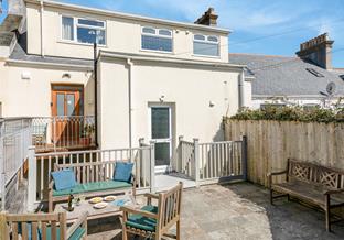 An al fresco space for post-beach or pre-dinner drinks and nibbles.