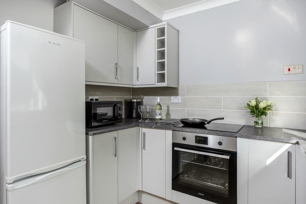 Chic and well-equipped, the kitchen has all you need for your stay.