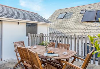 Eat al-fresco in the Cornish sunshine on the raised patio.