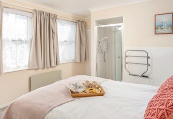 After a swim in Perranporth's sea pool, take a warming shower in the handy en suite.