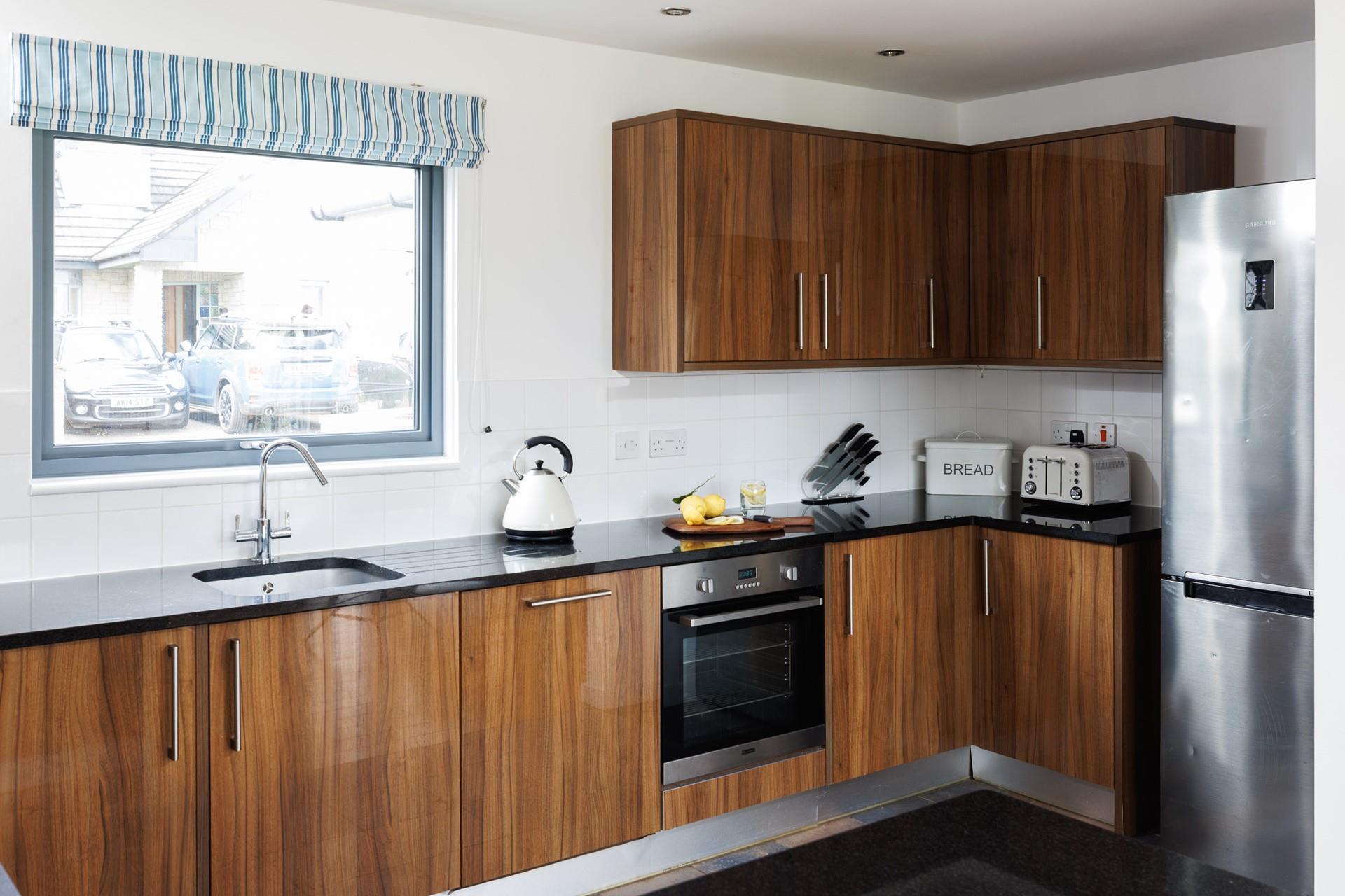 The well-equipped kitchen has everything you need to cook and eat with ease.