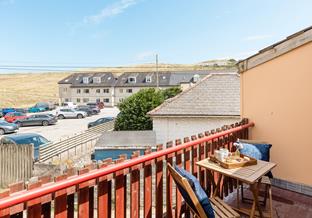 Sip a cuppa and enjoy breakfast before heading to the beach.