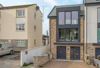 At the end of a row of townhouses, with plenty of space for all the family to enjoy a Cornish getaway.