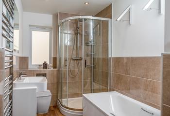 Soak or shower, the choice is yours in the master bathroom. Great for all the family!