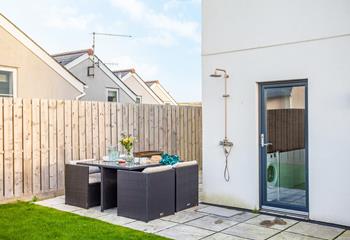 Step straight from the beach and into the garden, rinsing off under the outdoors shower.