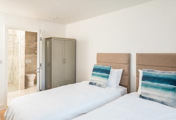 The ground floor bedroom has twin beds and an en suite.