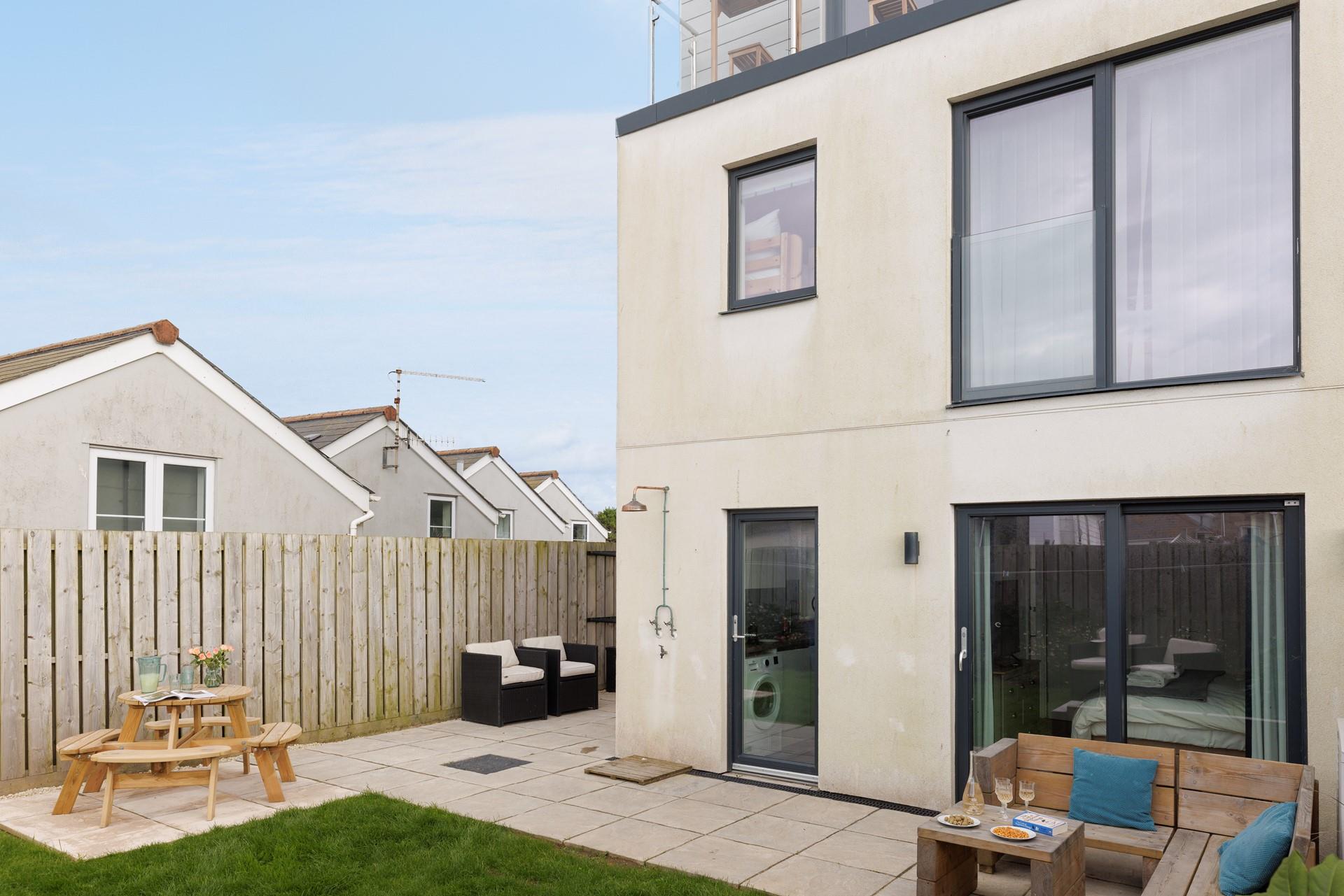 Step straight from the beach and into the garden, rinsing off under the outdoor shower.