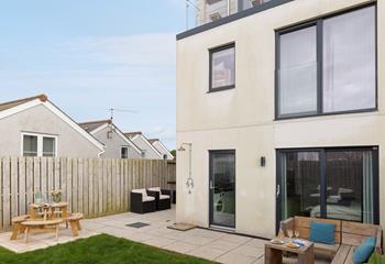 Step straight from the beach and into the garden, rinsing off under the outdoor shower.