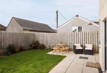 Wash off sandy paws under the handy outdoor shower!